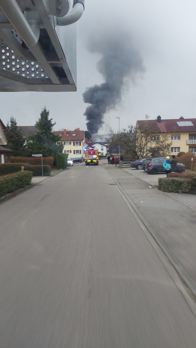  &quot;Fahren auf Sicht&quot;; die DL der Feuerwehr Jestetten hinter einem Löschfahrzeug der FFW Klettgau auf Anfahrt zum Brandobjekt 