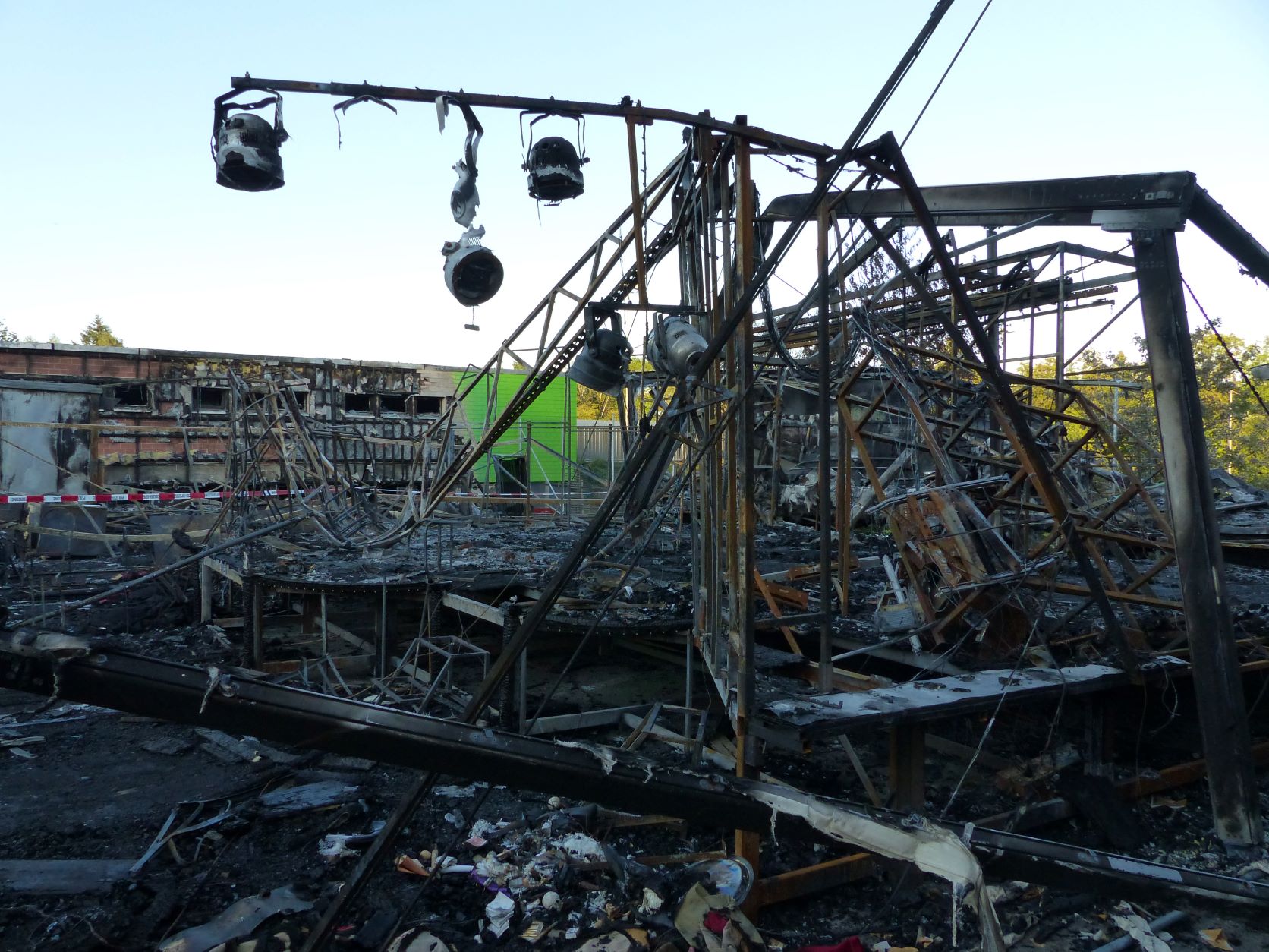  Der Bühnenbereich, im Hintergrund die beschädigte Hausfassade des Sportvereins Neuhausen 