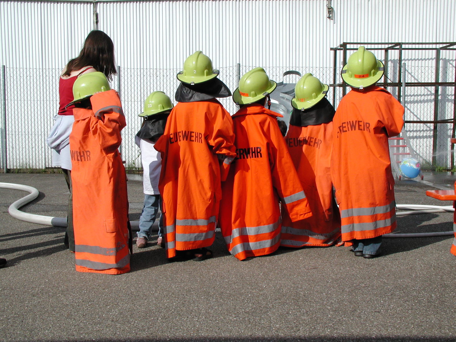  Kinder in Feuerwehrkleidung 